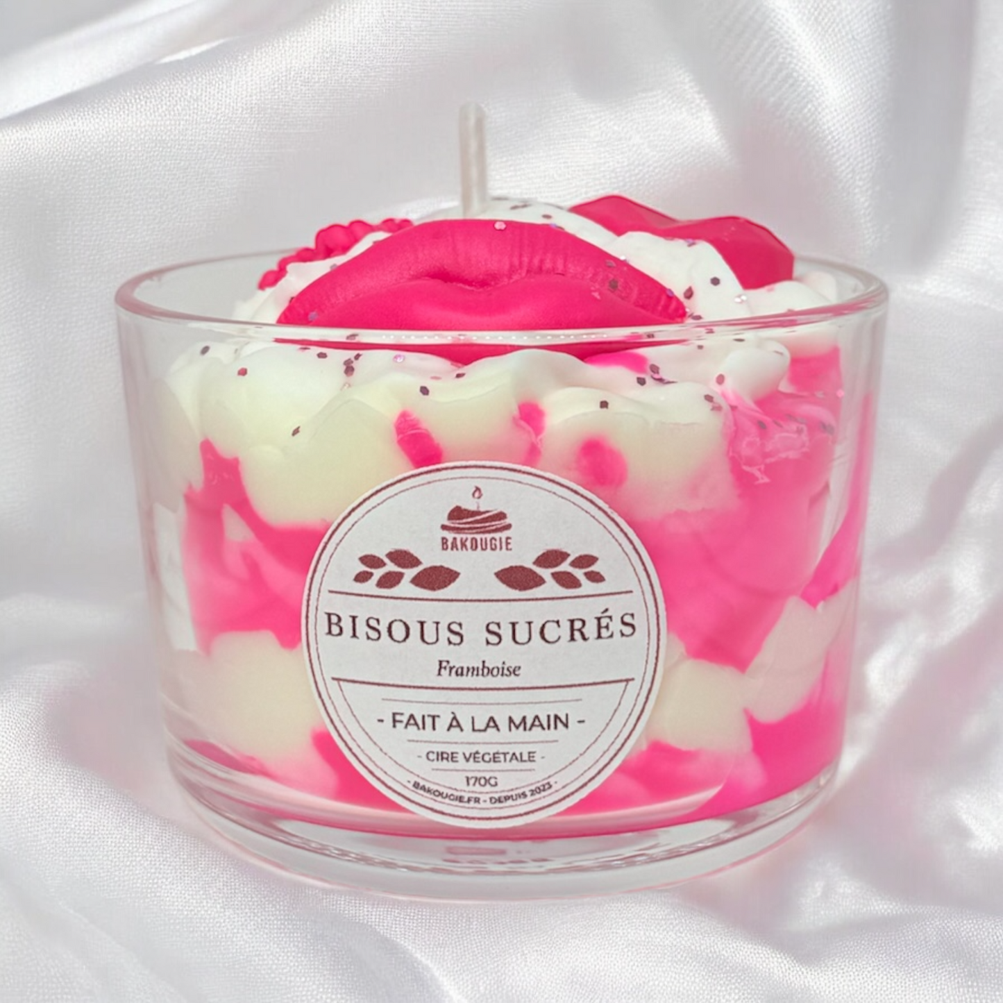Bougie parfumée à la framboise, fabriquée à la main avec de la cire végétale et un parfum Français.