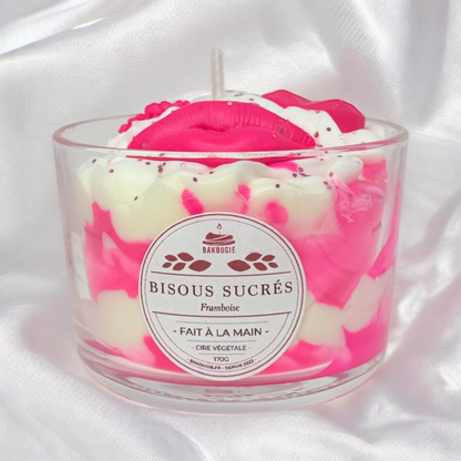 Bougie parfumée à la framboise, fabriquée à la main avec de la cire végétale et un parfum Français.