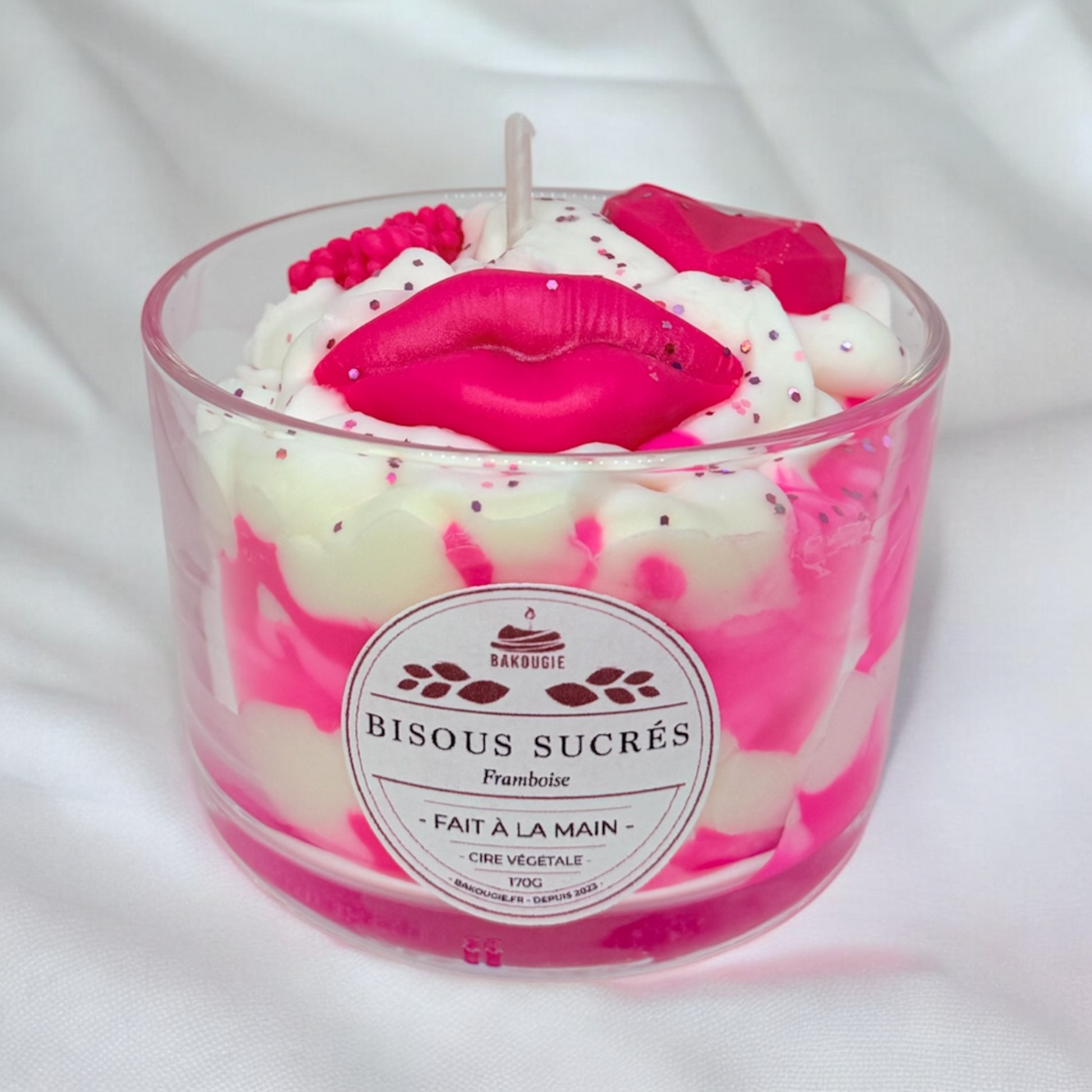 Bougie parfumée à la framboise, fabriquée à la main avec de la cire végétale et un parfum Français.