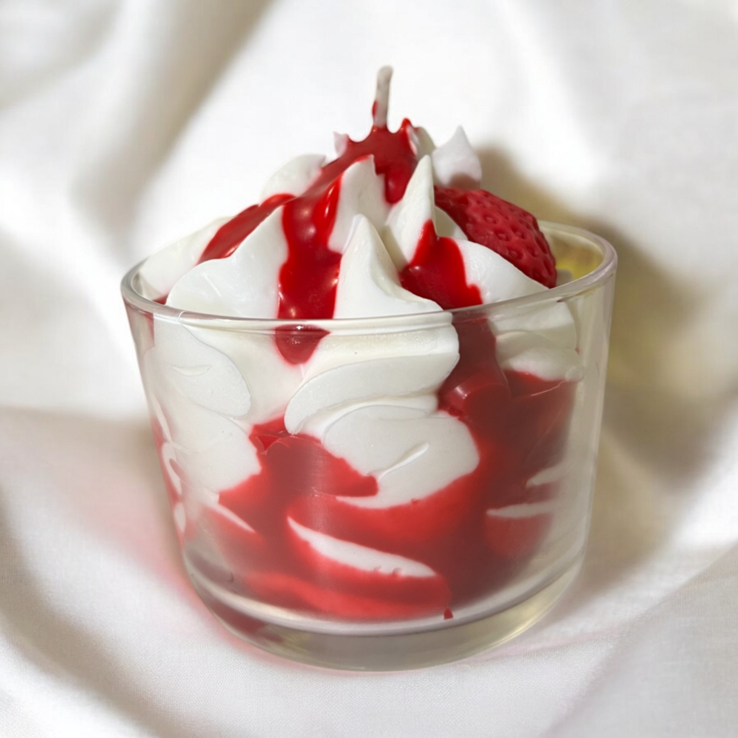 Bougie parfumée fraise des bois, fabriquée à la main avec de la cire végétale et un parfum Français. Bougie création Bakougie