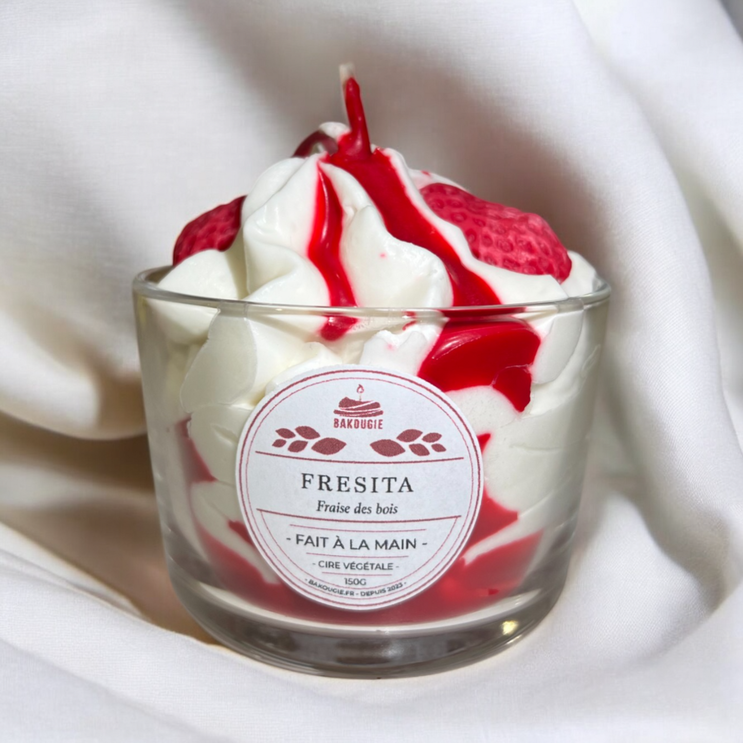 Bougie parfumée fraise des bois, fabriquée à la main avec de la cire végétale et un parfum Français. Bougie création Bakougie